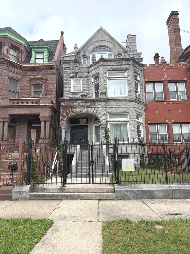 Building Photo - 3740 S Michigan Ave Unit 3
