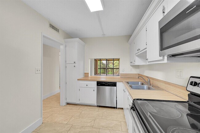 Photo - 8415 Forest Hills Dr Unidad 305