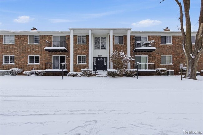 Building Photo - 39435 Van Dyke Ave Unit 308