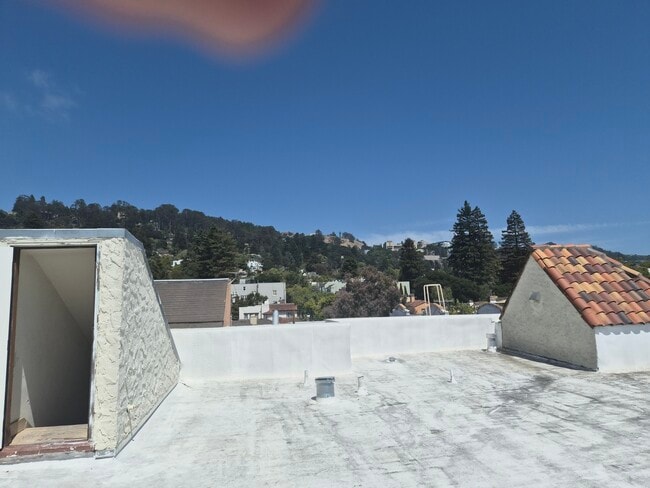 Building Photo - 2339 Hilgard Ave Unit #301