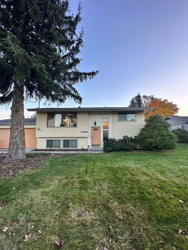 Photo - Large 4 Bed, 2 Bath House Available For Rent*