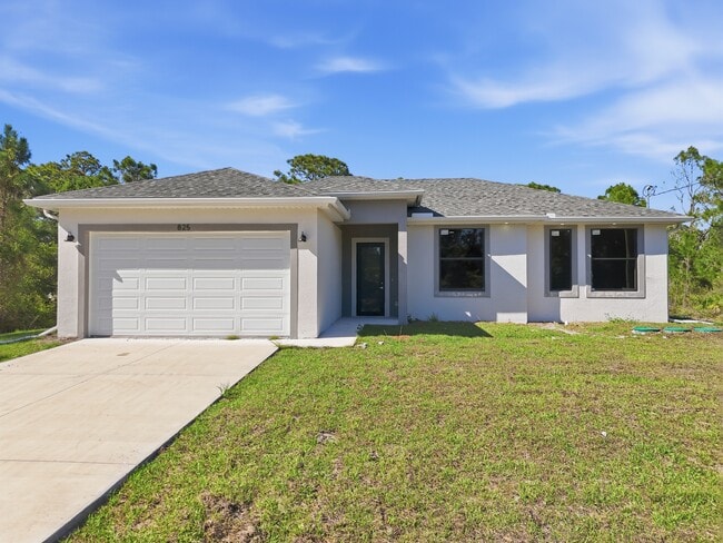 Photo - 825 Carbon St E