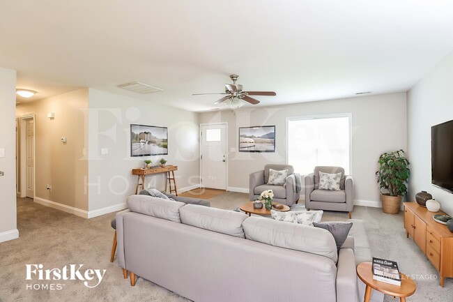 Photo - 284 Southcircle Dr NW