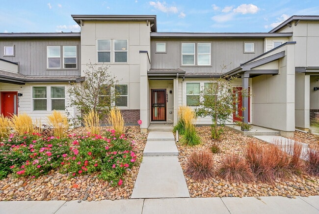 Building Photo - $2,495.00, 2 bed, 2.5 bath located in Denver