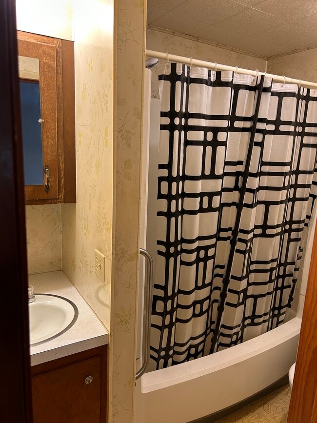 Full bath - 4921 S Dixie Hwy Unit Suite A