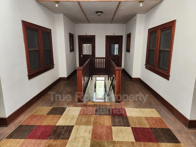 Photo - 804 1/2 E Main St