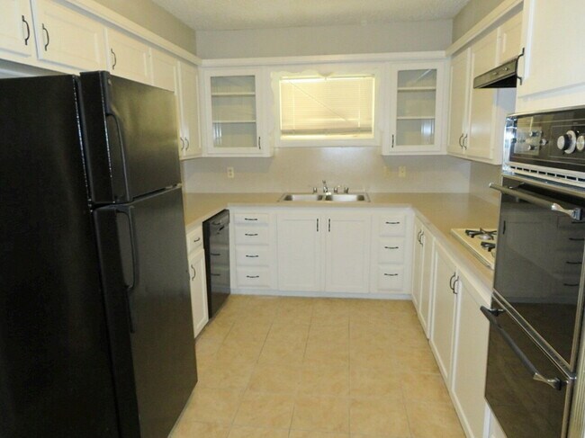 Home Located Minutes From Elementary & Restaurants!