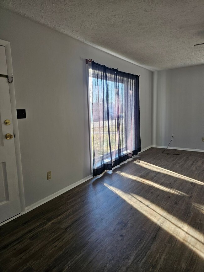 Photo - 3 bedroom 1 bathroom for rent!