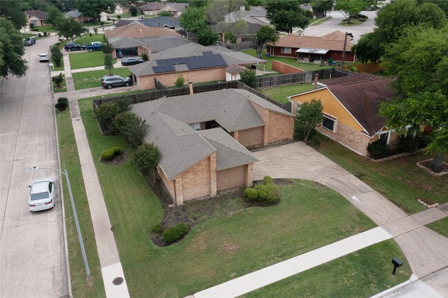 Building Photo - 1022 Manorglen Dr