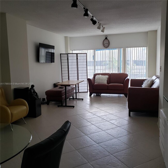 Photo - 1965 S Ocean Dr Unidad 2B Rental