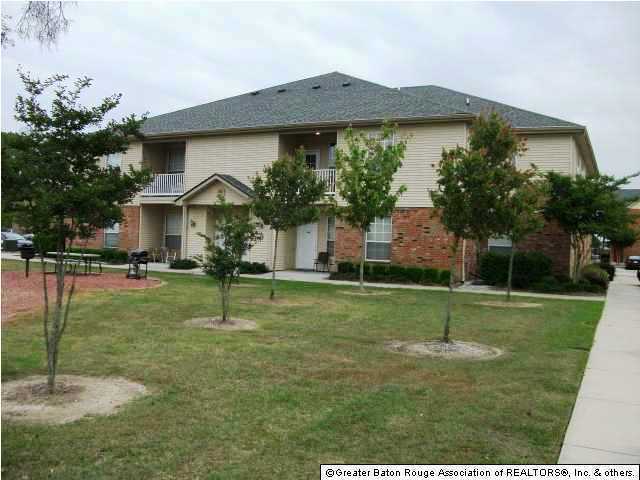 3 Bedroom Condo Near LSU! Located in a gat... - 3 Bedroom Condo Near LSU! Located in a gat...