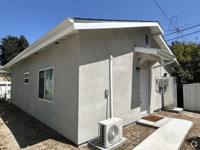 Building Photo - 210 E Haven Ave Unit B Rental