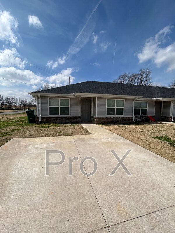 Building Photo - 644 Hidden Springs Dr Unit 644 Hidden Springs- 1