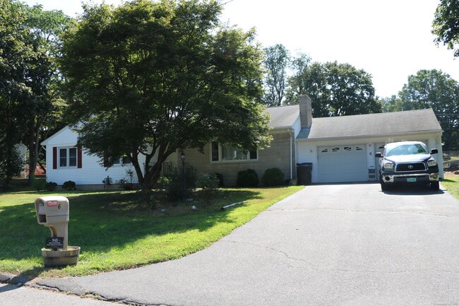 Building Photo - 6 Greenfield Dr Rental