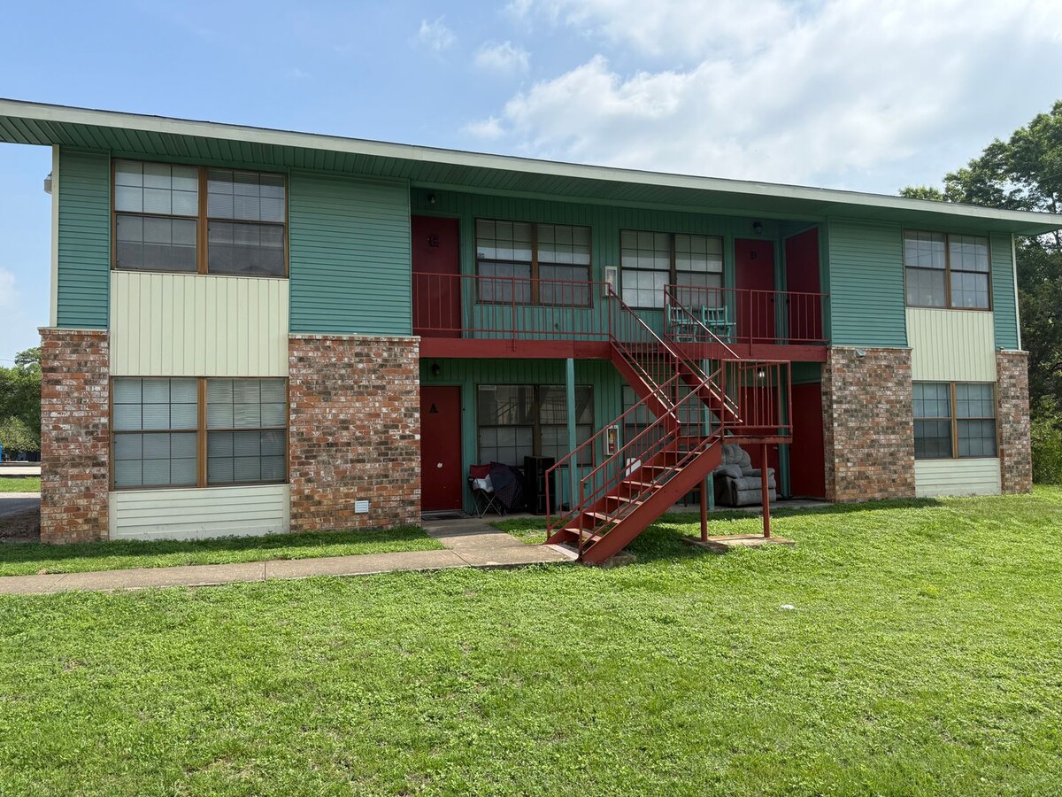 2 Bedroom 1 Bathroom Unit in Quiet Fourplex! - 2 Bedroom 1 Bathroom Apartment Unit in Quiet Fourplex! Unit 106 Lady Bird A