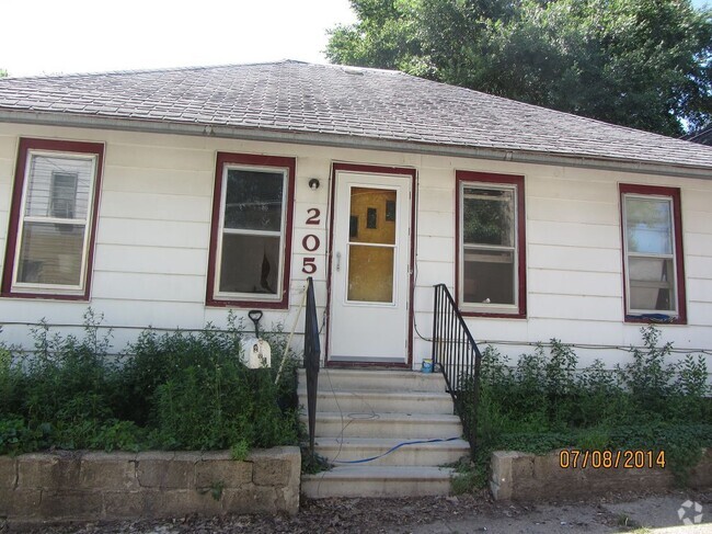 Building Photo - 205 Maplewood St Rental