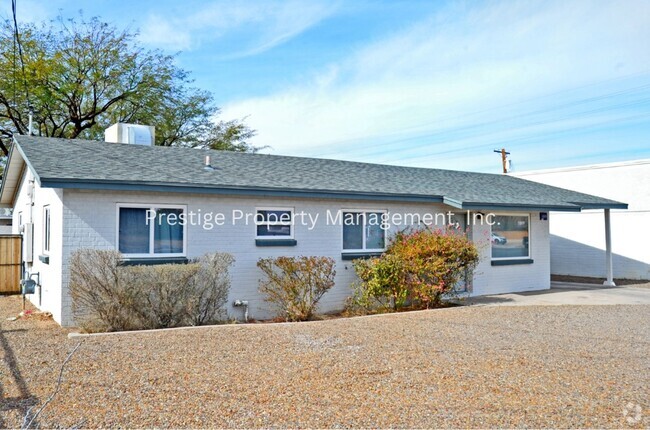 Building Photo - This 4/2 East Side Charmer Wont Last Long! Rental