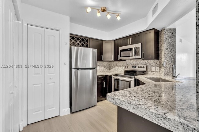 Building Photo - 2341 NW 33rd St Unit 406