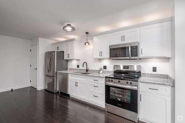 1BR, 1BA - 775SF - Kitchen - 130 Temple St