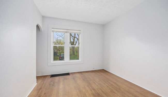 Photo - 911 Zeeland Ct NE