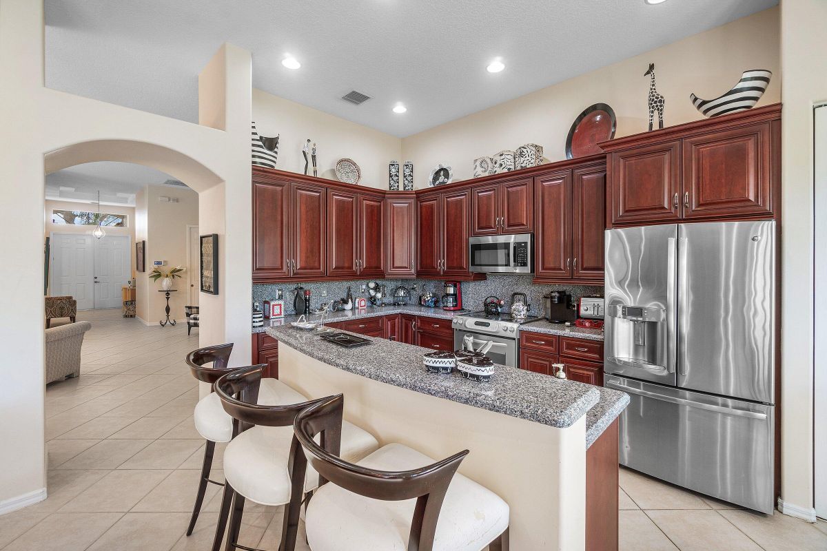 Photo - 552 NW 39th Cir