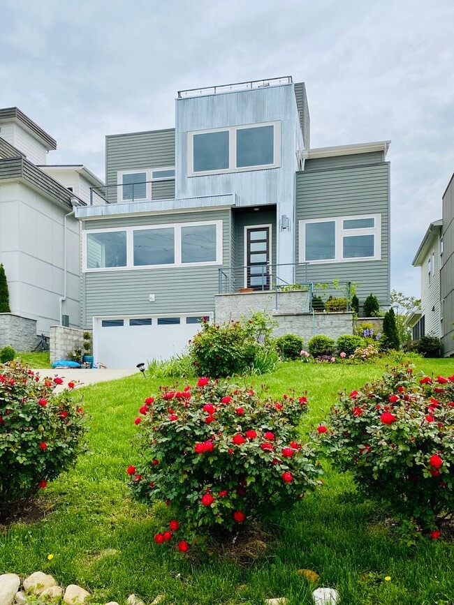 4 Bedroom/3.5 Bath home overlooking the ci... - 4 Bedroom/3.5 Bath home overlooking the ci...
