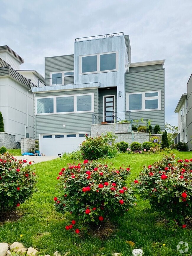 Building Photo - 4 Bedroom/3.5 Bath home overlooking the ci...