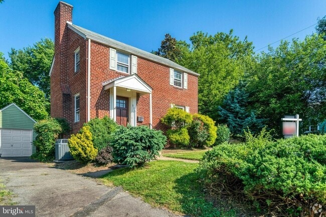 Building Photo - 110 S Woodrow St Rental