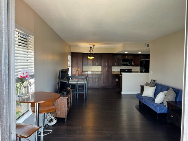 Living Room - 1517 E Garfield Ave Unit 53