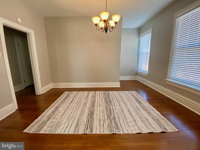 Building Photo - 101 Glen St Unit 8