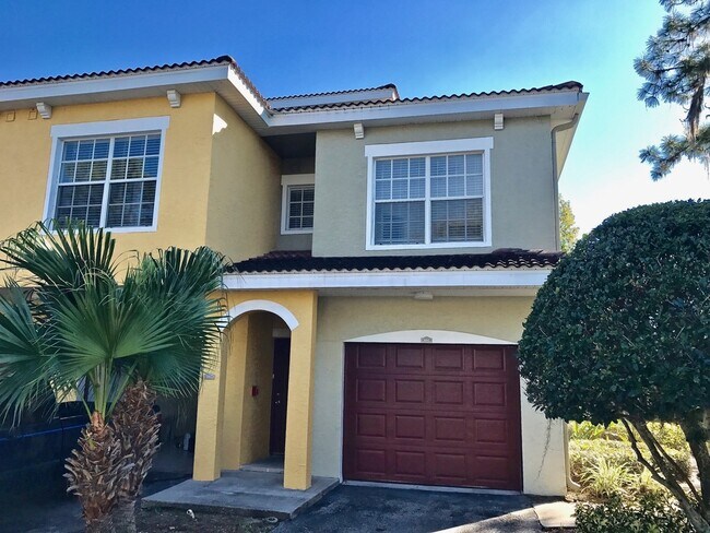 Building Photo - 3 bedroom 2 bathroom townhome in highly coveted Las Palmas of Sarasota