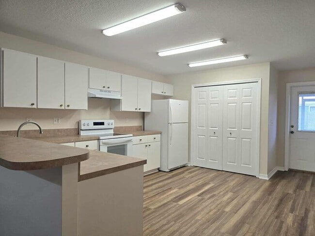 Photo - 888 W Stuart St