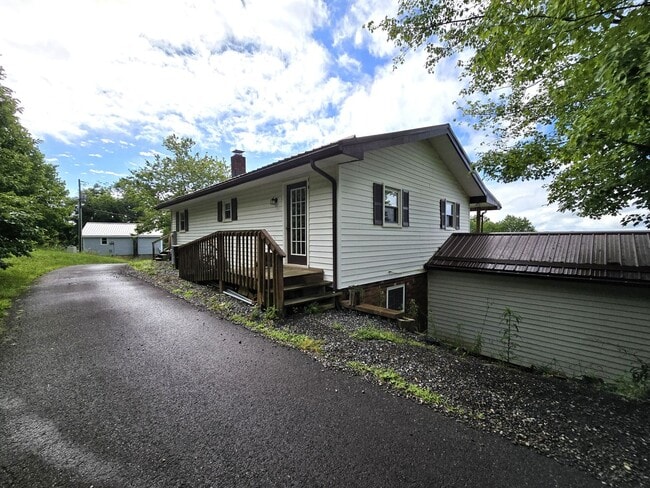 Building Photo - Open Space Upper Unit in Crumpler NC Rental