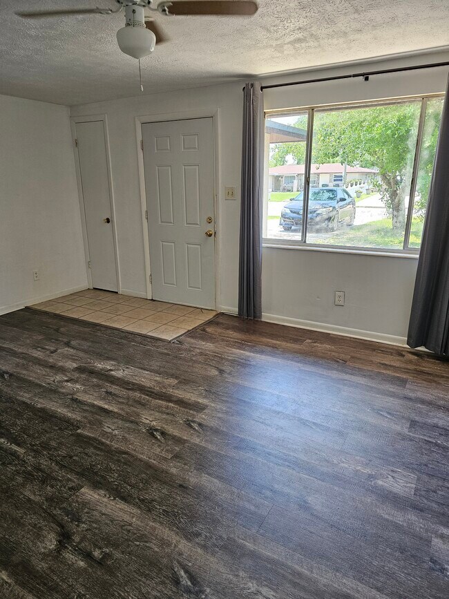 Photo - 818 Bradford Cir