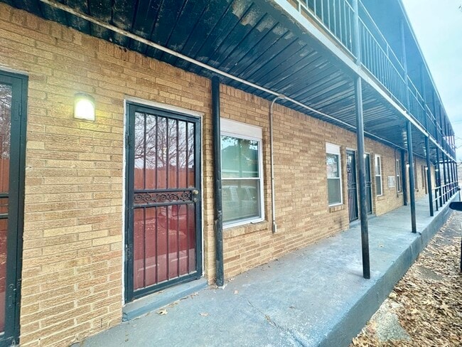 Building Photo - 139 N Claybrook St