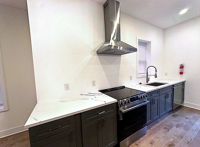 Photo - 733 Gresham Pl NW