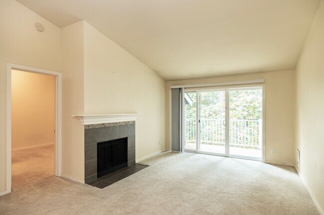 Photo - Mill Creek 2 bdrm, 2 bath Condo - Walk to ... Unit E304