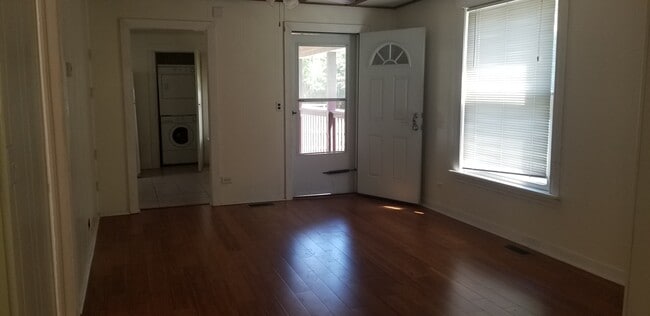 Sala de estar y entrada - 700 Congress St