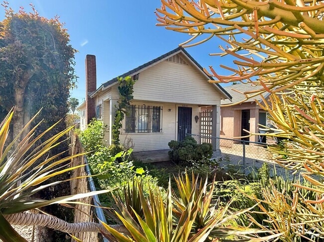 Building Photo - 2 Bedroom Cottage nestled in City Heights!... Rental