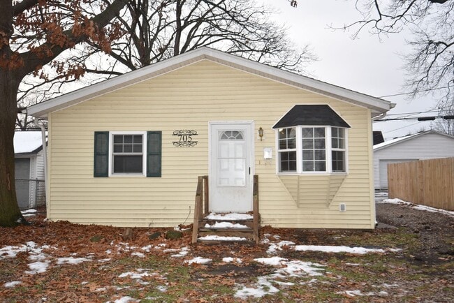 Building Photo - MIshawaka near Universities and shopping