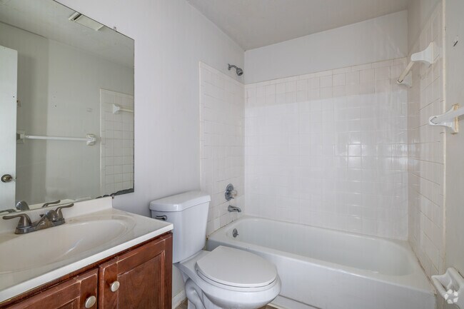 2BR, 2BA - 934SF - Bathroom