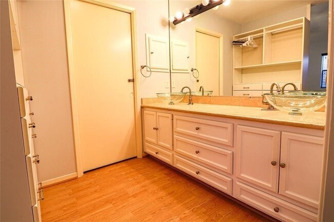 Building Photo - 4724 Post Oak Timber Dr Unit 8/65