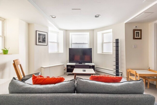 Living Area - 540 S Taylor Ave Unit Garden Studio