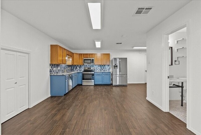 Building Photo - 2100 1/2 Caroline Street Rental