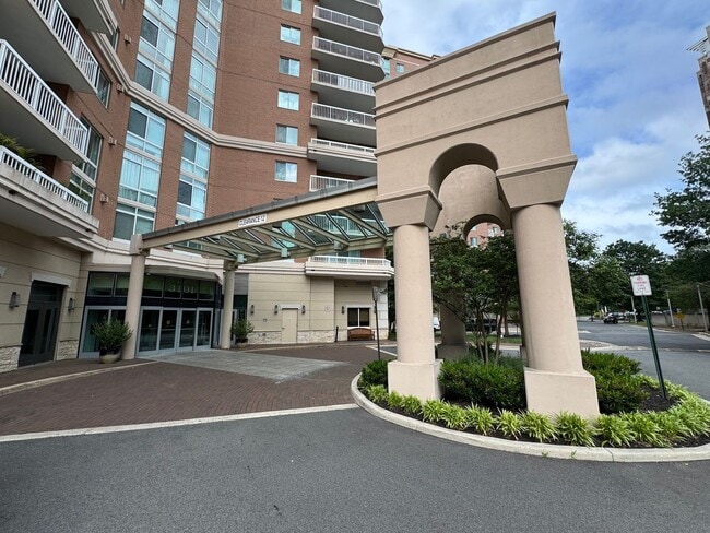 Sun-filled 1 Bed 1 Bath Condo With Private... - Sun-filled 1 Bed 1 Bath Condo With Private...