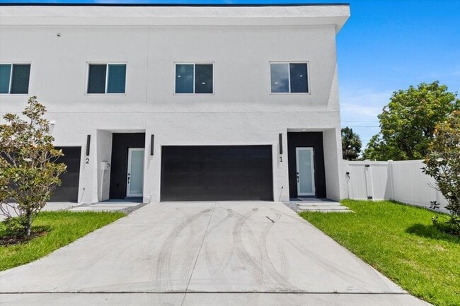 Building Photo - 2608 W Columbus Dr Rental