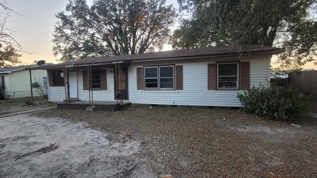 Building Photo - 2505 Cherokee Dr