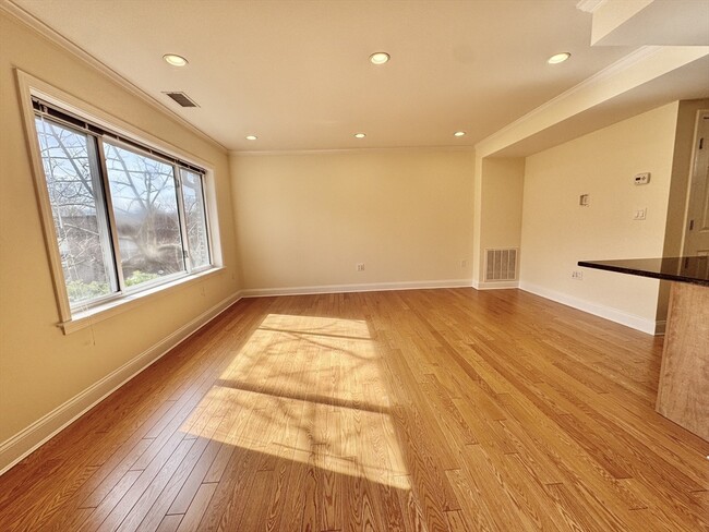 Building Photo - 585 VFW Parkway Rental
