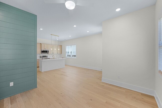 Photo - 136 McCowat St