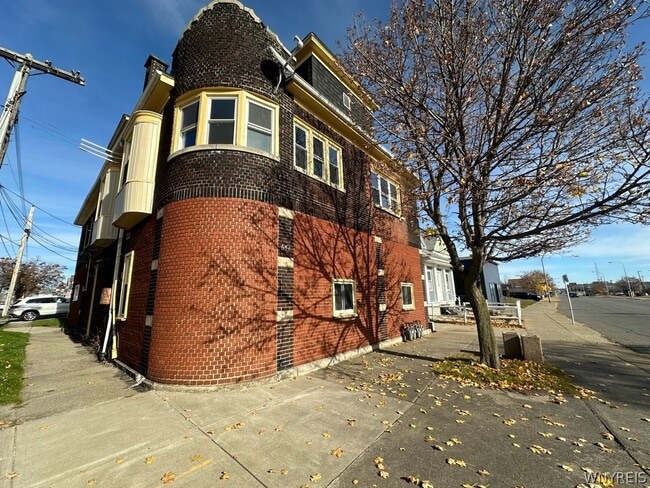Building Photo - 654 Hertel Ave